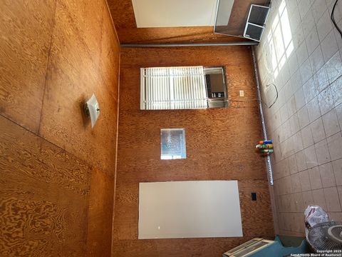 Single Family Residence in Mico TX 198 Private Road 2622 6.jpg