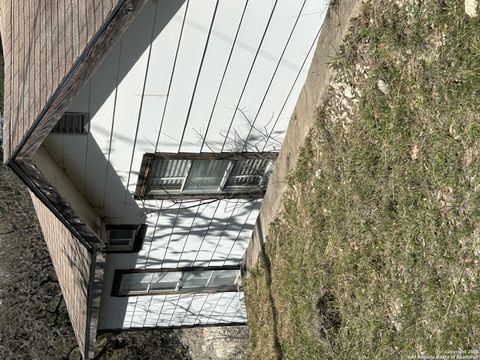Single Family Residence in Mico TX 198 Private Road 2622 3.jpg