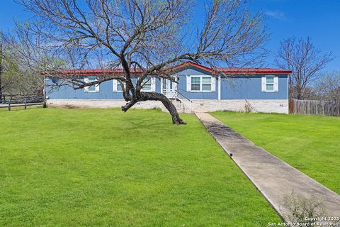 Manufactured Home in Castroville TX 230 County Road 5633.jpg