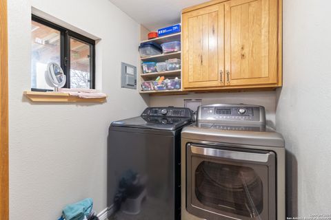 Single Family Residence in Medina TX 143 & 147 Linney Dr 20.jpg