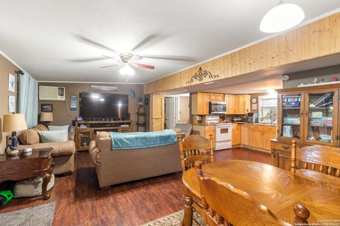 Single Family Residence in Medina TX 143 & 147 Linney Dr 13.jpg