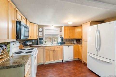 Single Family Residence in Medina TX 143 & 147 Linney Dr 15.jpg
