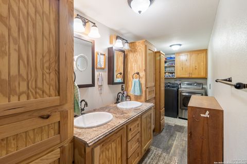 Single Family Residence in Medina TX 143 & 147 Linney Dr 18.jpg