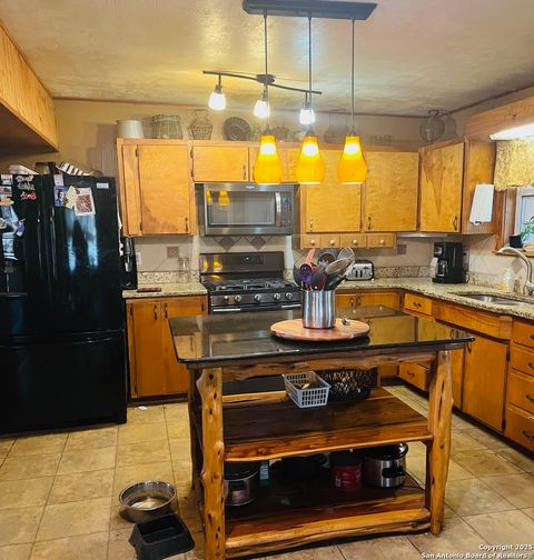 Single Family Residence in Medina TX 204 Medina Bend 2.jpg