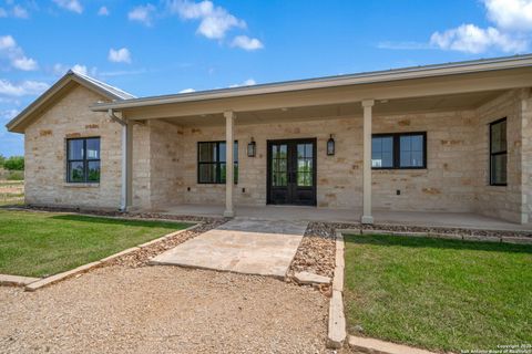 Single Family Residence in Hondo TX 1216 County Road 424.jpg