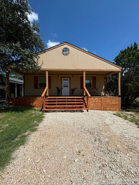 Single Family Residence in Bandera TX 725 Pr 1510.jpg