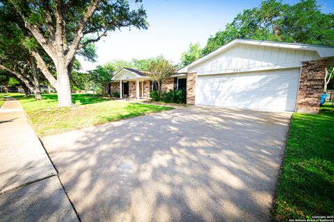 Single Family Residence in Beeville TX 902 E Newhall St 3.jpg