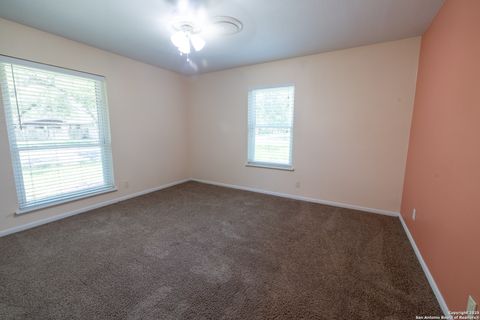 Single Family Residence in Beeville TX 902 E Newhall St 35.jpg