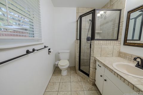 Single Family Residence in Beeville TX 902 E Newhall St 30.jpg