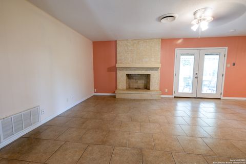 Single Family Residence in Beeville TX 902 E Newhall St 11.jpg