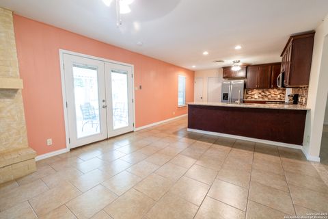 Single Family Residence in Beeville TX 902 E Newhall St 22.jpg