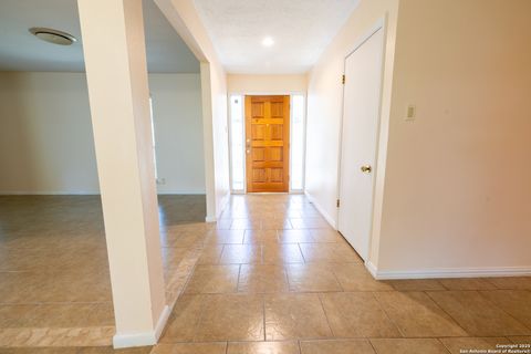 Single Family Residence in Beeville TX 902 E Newhall St 8.jpg