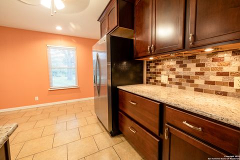 Single Family Residence in Beeville TX 902 E Newhall St 19.jpg
