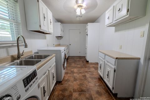 Single Family Residence in Beeville TX 902 E Newhall St 25.jpg
