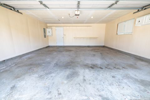 Single Family Residence in Beeville TX 902 E Newhall St 29.jpg