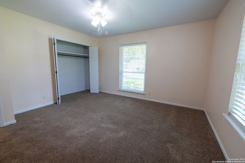 Single Family Residence in Beeville TX 902 E Newhall St 36.jpg