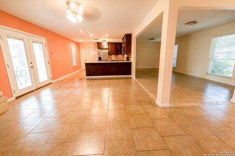 Single Family Residence in Beeville TX 902 E Newhall St 13.jpg