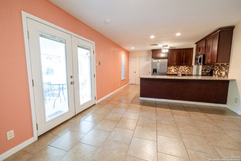 Single Family Residence in Beeville TX 902 E Newhall St 23.jpg