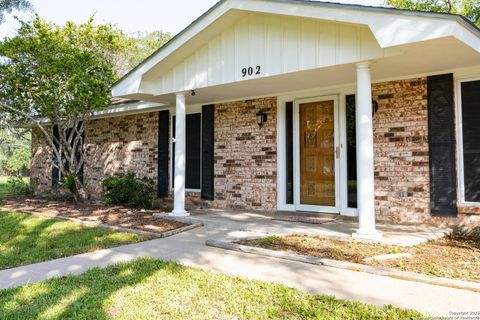 Single Family Residence in Beeville TX 902 Newhall St.jpg