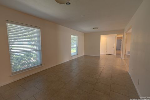 Single Family Residence in Beeville TX 902 E Newhall St 6.jpg