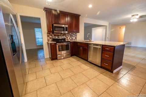 Single Family Residence in Beeville TX 902 E Newhall St 18.jpg