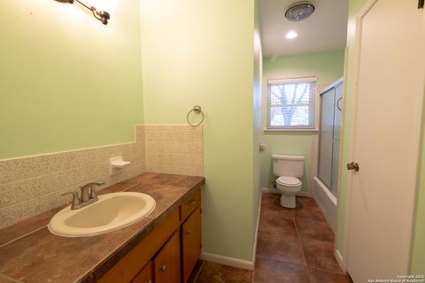 Single Family Residence in Beeville TX 902 E Newhall St 42.jpg