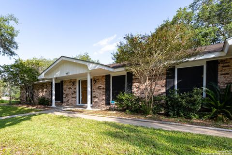 Single Family Residence in Beeville TX 902 E Newhall St 2.jpg