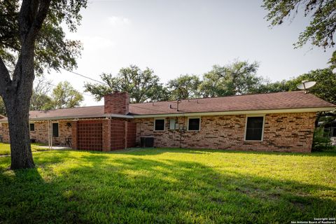 Single Family Residence in Beeville TX 902 E Newhall St 46.jpg