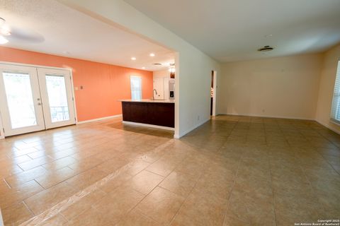 Single Family Residence in Beeville TX 902 E Newhall St 16.jpg