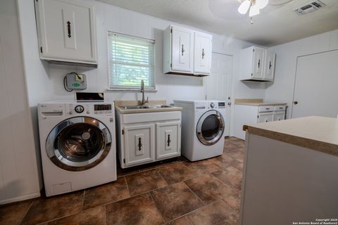 Single Family Residence in Beeville TX 902 E Newhall St 28.jpg