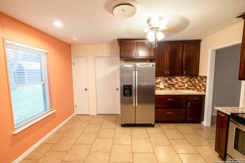 Single Family Residence in Beeville TX 902 E Newhall St 20.jpg