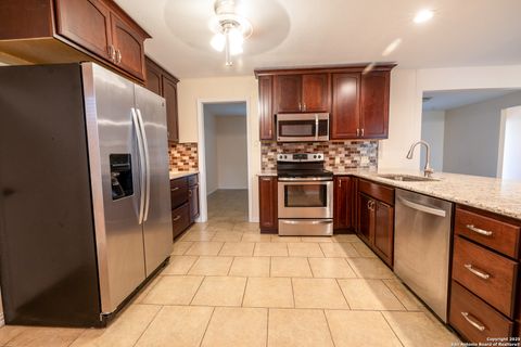 Single Family Residence in Beeville TX 902 E Newhall St 17.jpg