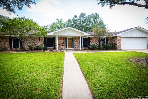 Single Family Residence in Beeville TX 902 E Newhall St 5.jpg