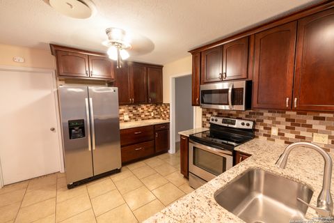 Single Family Residence in Beeville TX 902 E Newhall St 21.jpg
