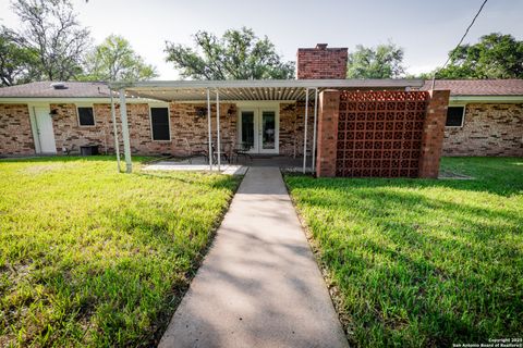 Single Family Residence in Beeville TX 902 E Newhall St 43.jpg