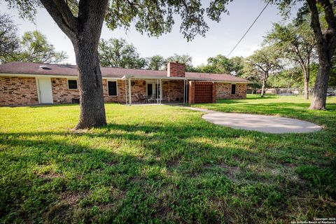 Single Family Residence in Beeville TX 902 E Newhall St 45.jpg
