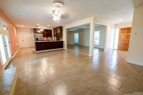 Single Family Residence in Beeville TX 902 E Newhall St 14.jpg