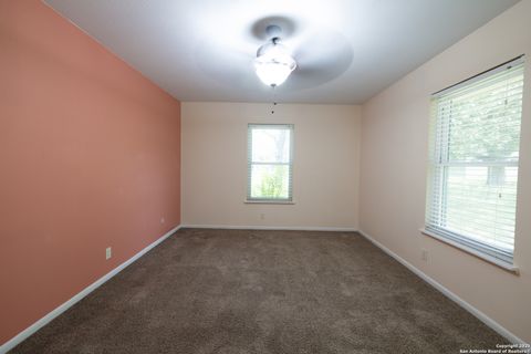 Single Family Residence in Beeville TX 902 E Newhall St 34.jpg