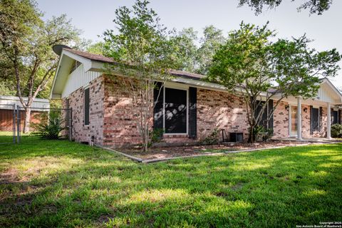 Single Family Residence in Beeville TX 902 E Newhall St 1.jpg