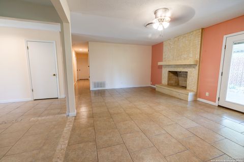 Single Family Residence in Beeville TX 902 E Newhall St 12.jpg