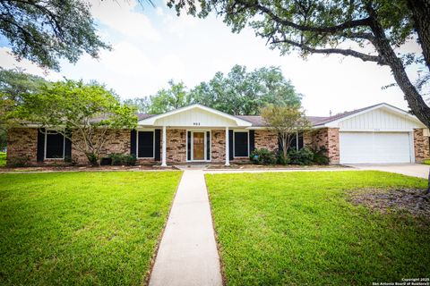 Single Family Residence in Beeville TX 902 E Newhall St 4.jpg