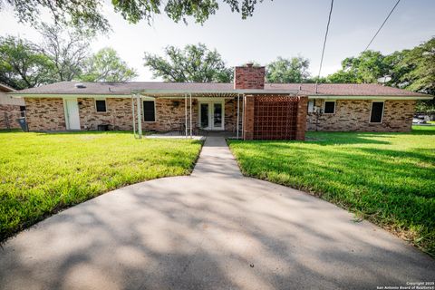 Single Family Residence in Beeville TX 902 E Newhall St 44.jpg