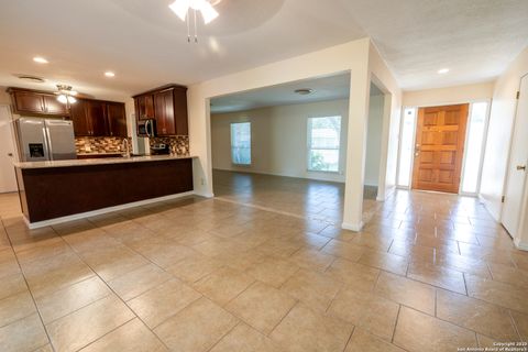 Single Family Residence in Beeville TX 902 E Newhall St 15.jpg