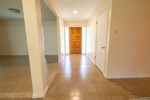 Single Family Residence in Beeville TX 902 E Newhall St 9.jpg