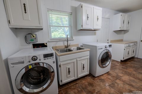 Single Family Residence in Beeville TX 902 E Newhall St 26.jpg