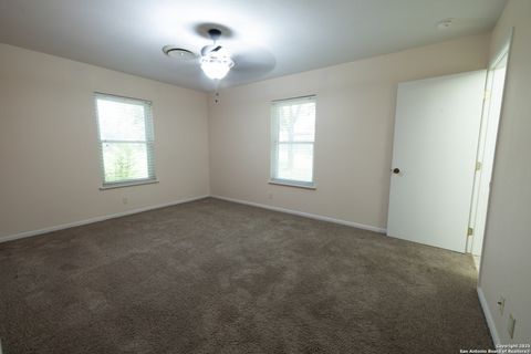 Single Family Residence in Beeville TX 902 E Newhall St 33.jpg