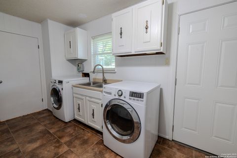 Single Family Residence in Beeville TX 902 E Newhall St 27.jpg