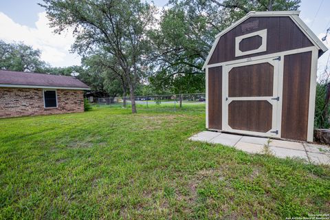 Single Family Residence in Beeville TX 902 E Newhall St 48.jpg