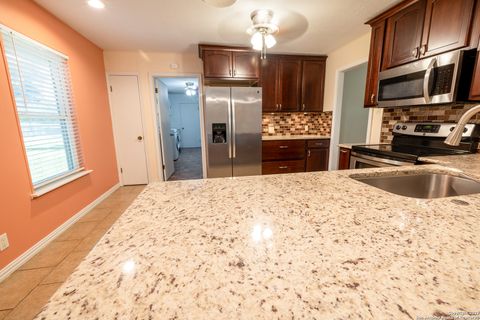 Single Family Residence in Beeville TX 902 E Newhall St 24.jpg