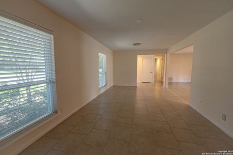 Single Family Residence in Beeville TX 902 E Newhall St 7.jpg